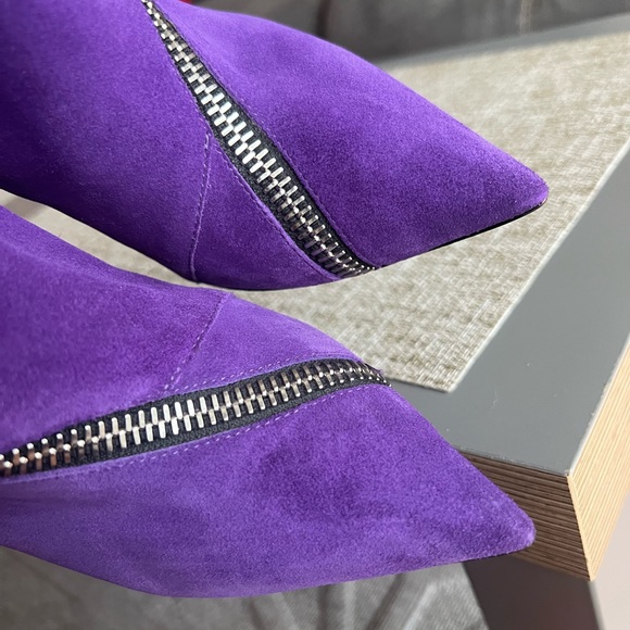 The trendiest color of the season! 💜 Giuseppe Zanotti purple suede ankle boots - Picture 3 of 6
